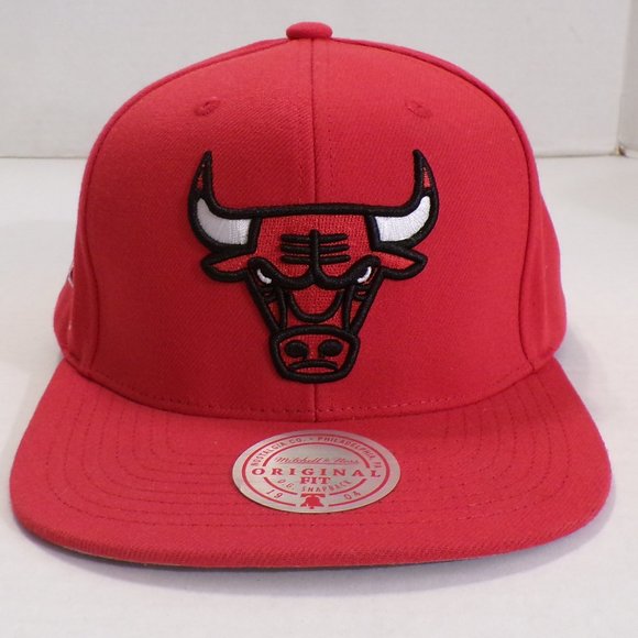 CHICAGO BULLS MITCHELL & NESS ( NBA ) RED ADJUSTABLE SNAPBACK CAP HAT - Picture 1 of 11